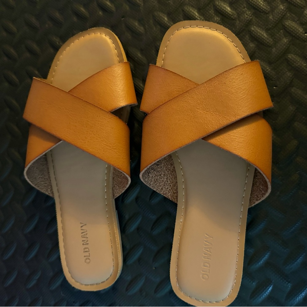 Flat sandal only worn once inside